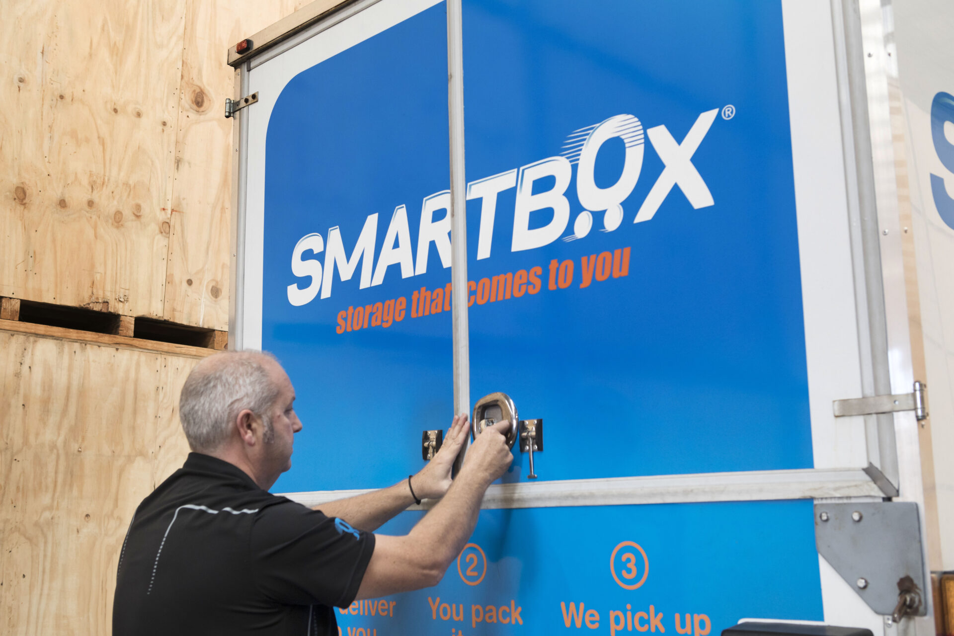 removalist locking moving van